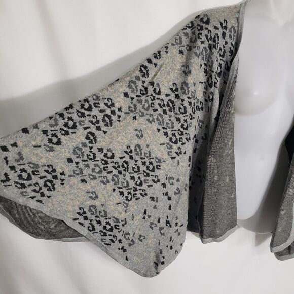 CAbi Womens Cape Wrap Sweater OS One Size Gigi Gray Leopard Animal Print 3115 - Picture 6 of 10